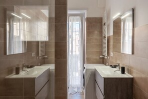 Dusj, hårføner og bidé