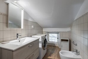 Shower, hair dryer, bidet - GuestHost - Comfortable apartment of approximately 64 m2, able to accommodate up to 4 people, located on the fourth floor of a building without a lift. The accommodation is located in an area full of all services and boasts a wonderful view of the San Te (Lerici)