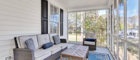 Televisión, libros, monitor de computadora