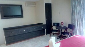 Pengeskab på værelset, skrivebord, strygejern/strygebræt, gratis Wi-Fi