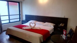 Rom – superior | Safe på rommet, skrivebord, strykejern/-brett og wi-fi (inkludert)