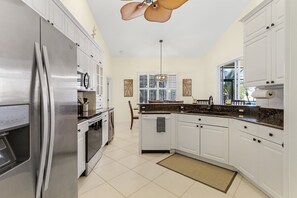 Fridge, microwave, oven, stovetop - Freshwater Canal, Bicycles, Heated Pool - Casamigos - Roelens Vacations (Cape Coral)