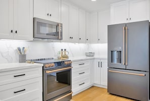 Refrigerador, microondas, horno y parrilla de estufa 