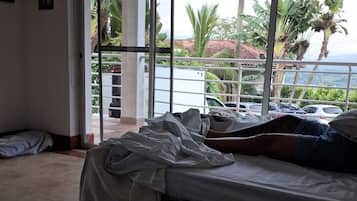 3 quartos, ferros/tábuas de passar roupa, roupa de cama