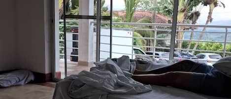 3 quartos, ferros/tábuas de passar roupa, roupa de cama