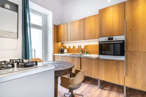 Fridge, oven, stovetop, coffee/tea maker