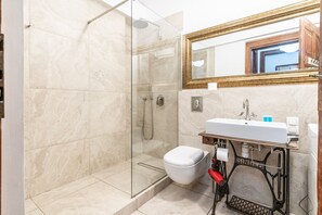 Bruser, gratis toiletartikler, hårtørrer, håndklæder