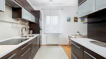 Refrigerador, microondas, horno y parrilla de estufa