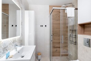 Shower, hair dryer, towels