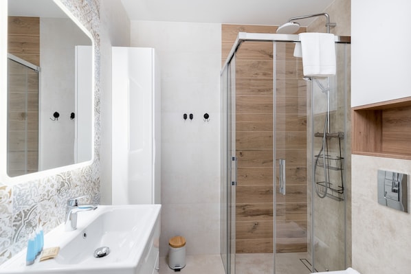 Een douche, een haardroger, handdoeken