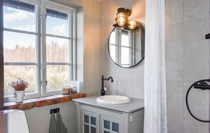 Shower - Stunning home in Ystad with kitchen (Ystad)