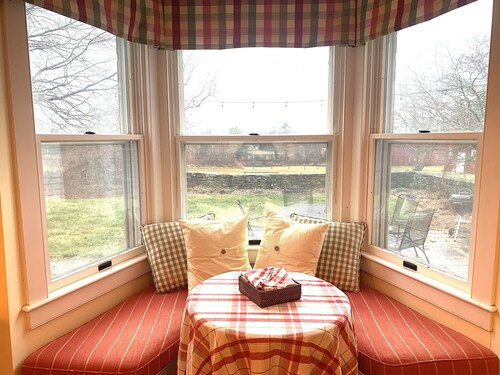 Cozy, spacious, New England Farmhouse close to Hotchkiss School & Lime Rock 