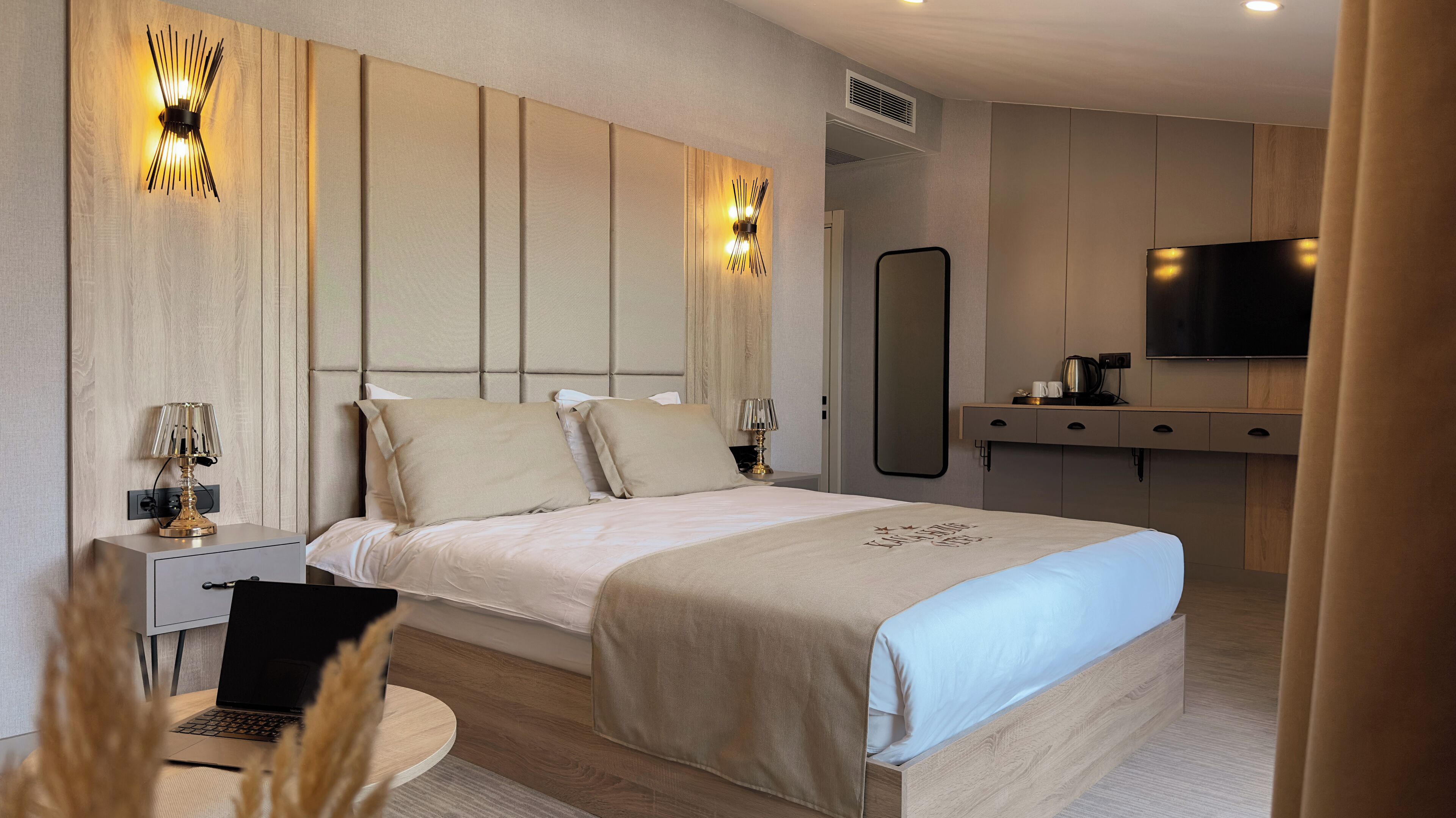 Deluxe kamer, uitzicht op zee | Een bureau, een laptopwerkplek, verduisterende gordijnen