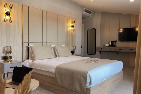 Elite Room, Sea View | Desk, laptop workspace, blackout drapes, soundproofing