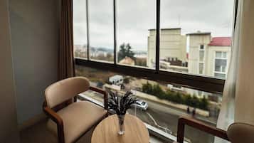 Familien-Suite, Meerblick | Wohnbereich | Flachbildfernseher, Fußbodenheizung