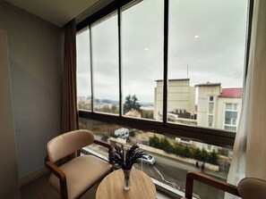 Familiesuite, sjøutsikt | Oppholdsområde | Flatskjerm-TV og oppvarmet gulv