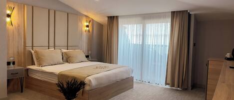 Deluxe Room, Sea View | Desk, laptop workspace, blackout drapes, soundproofing