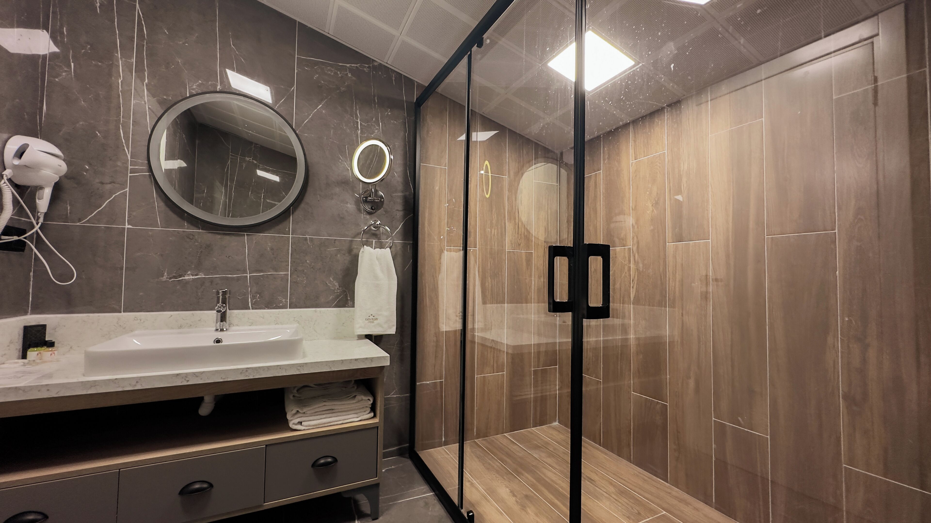 Elite Room, Sea View | Bathroom | Free toiletries, hair dryer, bathrobes, slippers