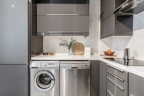 Kühlschrank, Mikrowelle, Ofen, Herdplatte