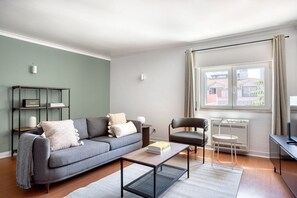 TV, fireplace, stereo - Blueground | Principe Real, parking (Lisbon)