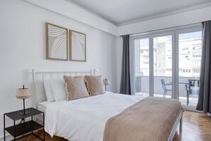 3 bedrooms, iron/ironing board, WiFi, bed sheets - Blueground | Alvalade, furnished + terrace (Lisbon)