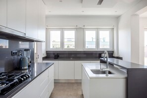 Fridge, microwave, oven, dishwasher - Blueground | Alvalade, furnished + terrace (Lisbon)