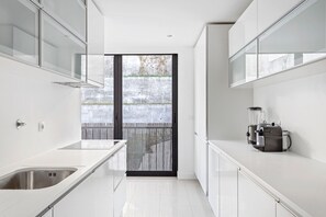 Fridge, microwave, oven, dishwasher - Blueground | Santo António, parking (Lisbon)