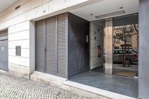 Exterior detail - Blueground | Santo António, parking (Lisbon)