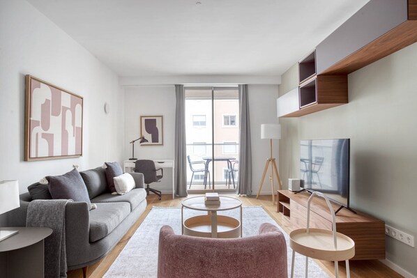 Een televisie en een stereo