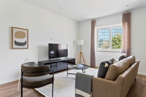 TV, stereo - Blueground | Marquês de Pombal, furnished (Lisbon)