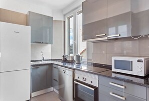 Kühlschrank, Mikrowelle, Ofen, Geschirrspüler