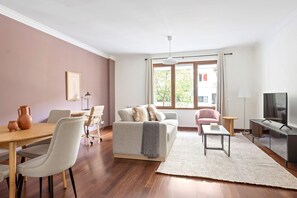 TV, stereo - Blueground | Picoas, fully furnished & equipped (Lisbon)