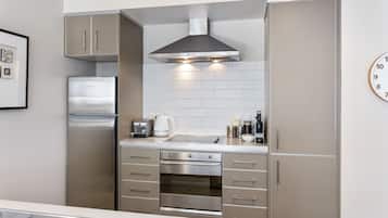 Apartemen Desain | Dapur pribadi | Lemari es besar, microwave, oven, dan kompor