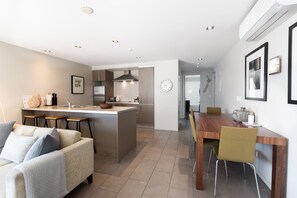 Appartement Design | Aire de séjour | Téléviseur à écran plat