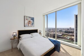 1 bedroom, iron/ironing board, WiFi, bed sheets - Central 1BR apt in KoreaTown, free parking, pool (Beverly Hills)