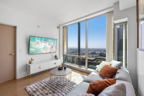 Central 1BR apt in KoreaTown, free parking, pool