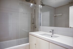 Hårføner og håndklær