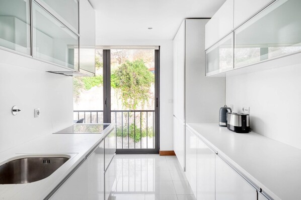 Réfrigérateur, micro-ondes, four, lave-vaisselle