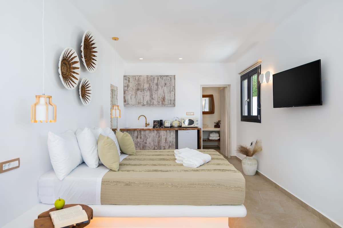 Executive Suite, Hot Tub | Private kitchenette | Fridge, microwave, espresso maker, electric kettle