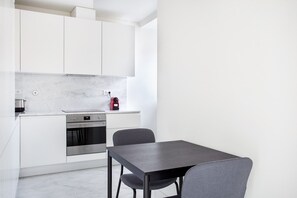 Kühlschrank, Mikrowelle, Ofen, Geschirrspüler