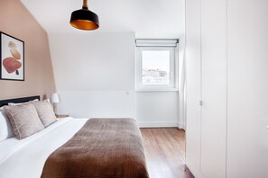 3 室のベッドルーム、アイロン / アイロン台、WiFi、ベッドシーツ
