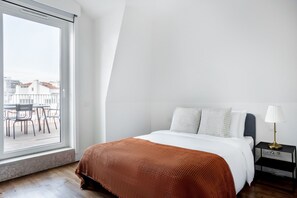 3 bedrooms, iron/ironing board, WiFi, bed sheets - Blueground | Santo António, pool & parking (Lisbon)