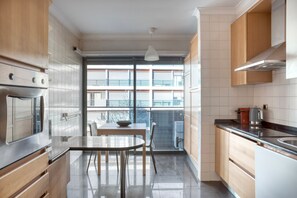 Kühlschrank, Mikrowelle, Ofen, Geschirrspüler