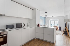 Kühlschrank, Mikrowelle, Ofen, Geschirrspüler