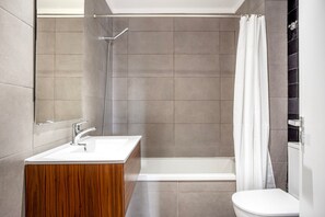 Secador de cabelo, toalhas de banho