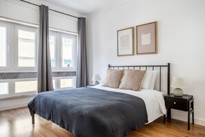 3 quartos, ferros/tábuas de passar roupa, Wi-Fi, roupa de cama