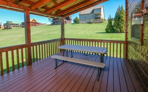 Outdoor dining - Off Program - Charlie Brown's Cabin II (Sevierville)