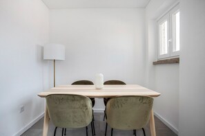 Dining - Blueground | Alvalade, furnished, balcony (Lisbon)