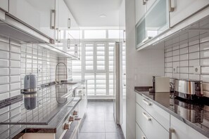 Fridge, microwave, oven, stovetop - Blueground | Ajuda, balcony (Lisbon)