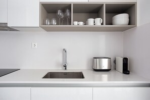 Kühlschrank, Mikrowelle, Ofen, Herdplatte